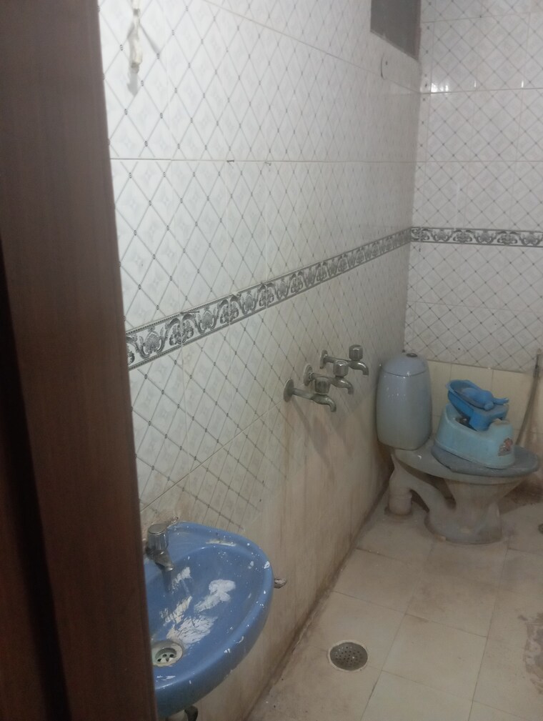 Bathroom, sector 15 2.5 Bedroom 1400 Sq.Ft. Builder Floor In Sector 15 Noida 9243388