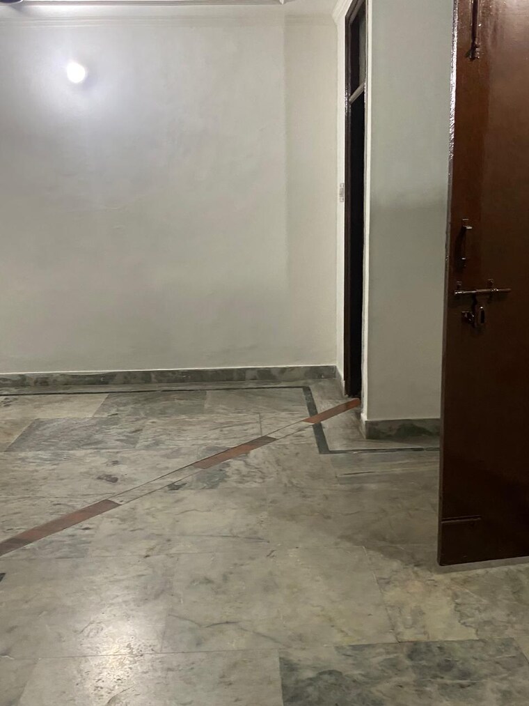 Room, mayur vihar 1 RK 300 Sq.Ft. Builder Floor In Mayur Vihar Delhi 9243445