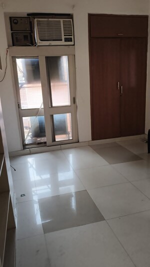 Room in 2.5 BHK Apartment at Mayur Vihar – for Sale