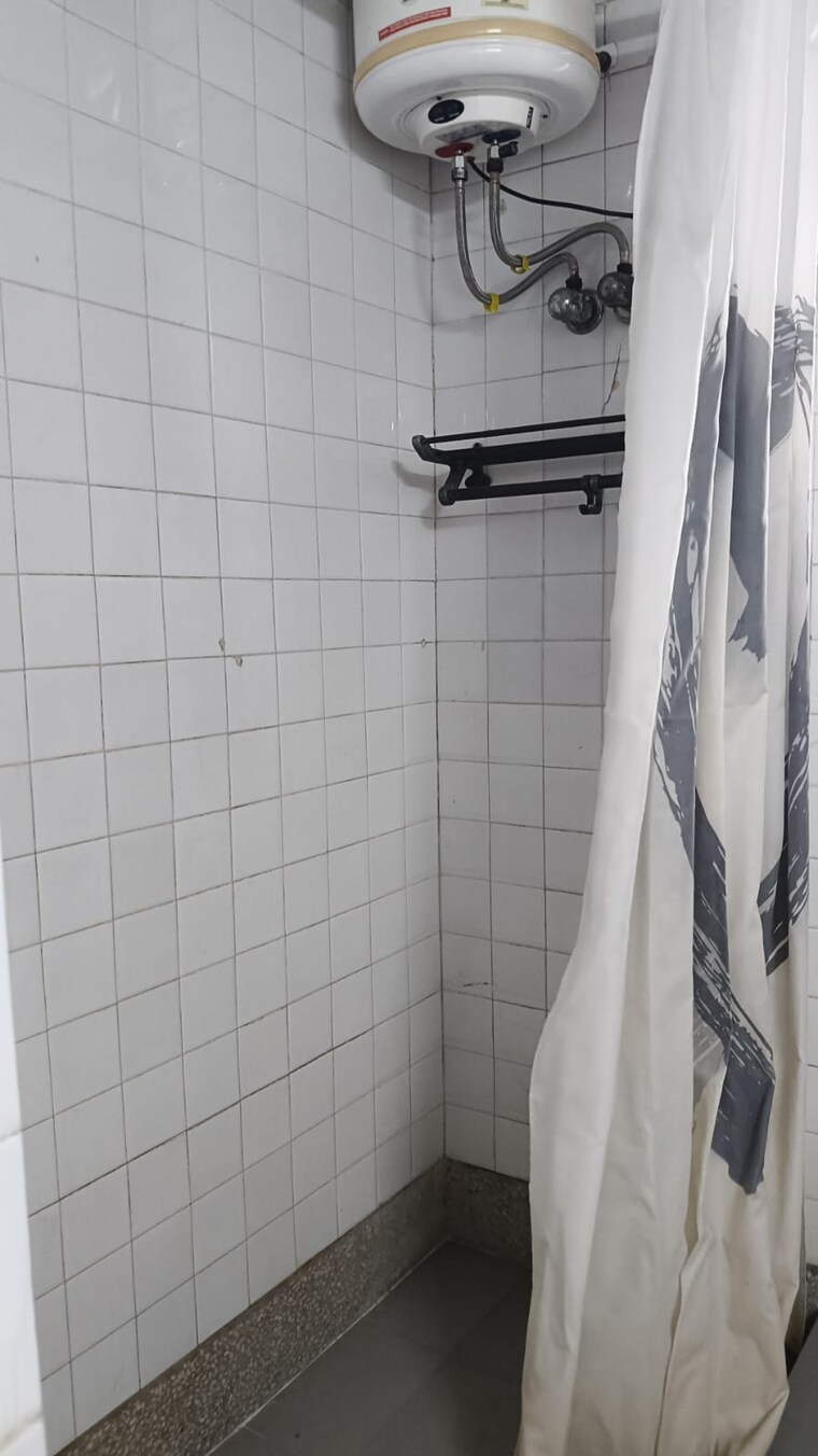 Attached Bathroom, mayur vihar 2.5 Bedroom 1150 Sq.Ft. Apartment In Mayur Vihar Delhi 9243459