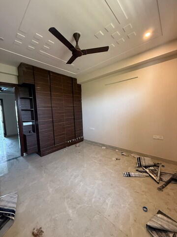 Room in 4 BHK Builder Floor at Empire Floors, Sector 57 – for Sale