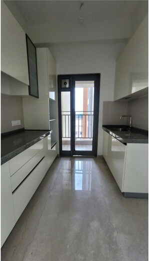 Room in 3 BHK Apartment at Piramal Mahalaxmi, Mahalaxmi – for Rent