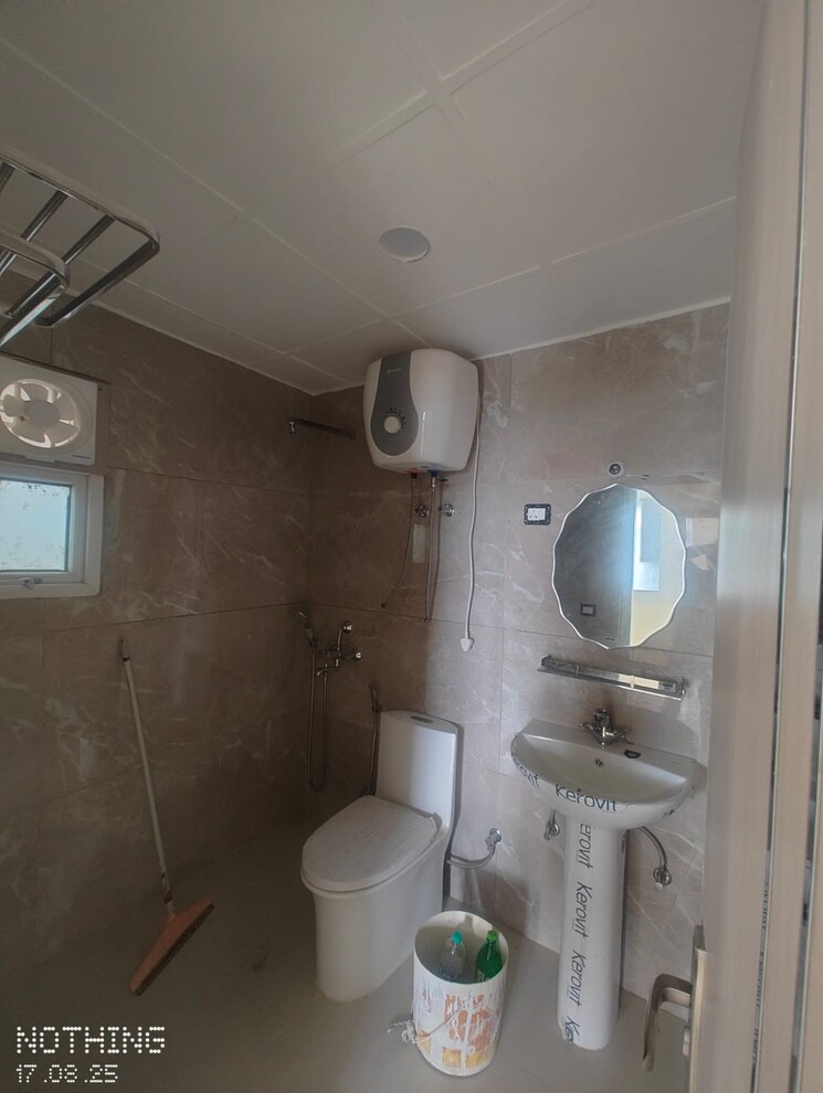 Bathroom, mahagun-mosaic 3 Bedroom 1400 Sq.Ft. Apartment In Vaishali Sector 4 Ghaziabad 9243577