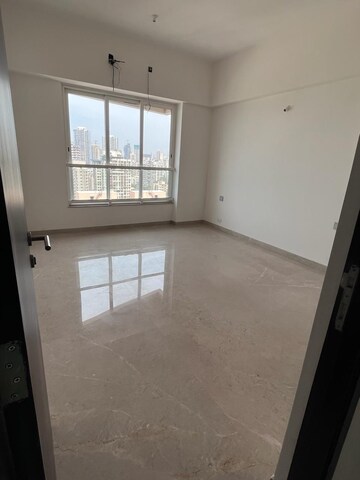 Room in 3 BHK Apartment at Kalpataru Solitaire, Juhu – for Rent