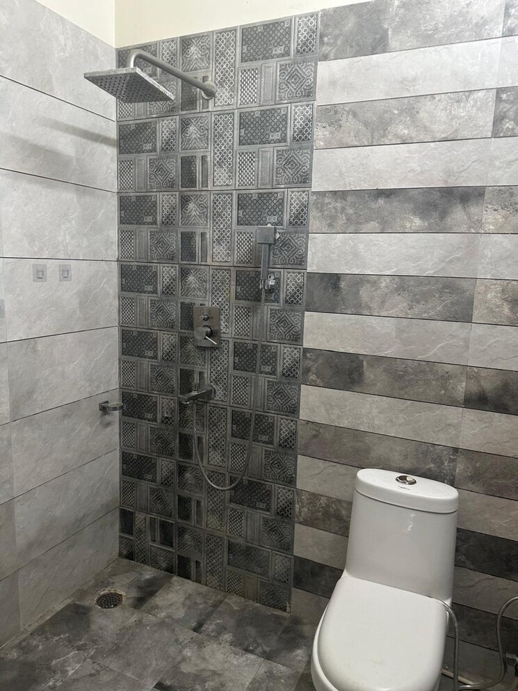 Bathroom, chandigarh road 2 Bedroom 1350 Sq.Ft. Builder Floor In Chandigarh Road Ludhiana 9243631