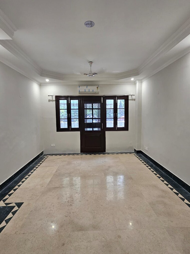 Room, uday park 3 Bedroom 1800 Sq.Ft. Builder Floor In Uday Park Delhi 9243671