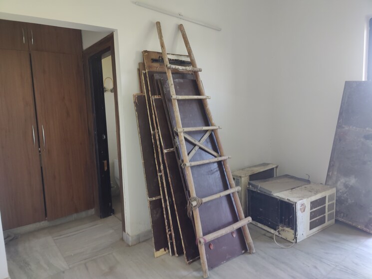 Room, green fields colony 3 Bedroom 1300 Sq.Ft. Builder Floor In Green Fields Colony Faridabad 9243719