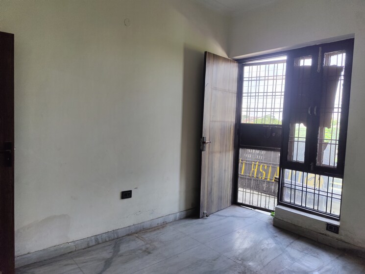 Room, green fields colony 3 Bedroom 1300 Sq.Ft. Builder Floor In Green Fields Colony Faridabad 9243719