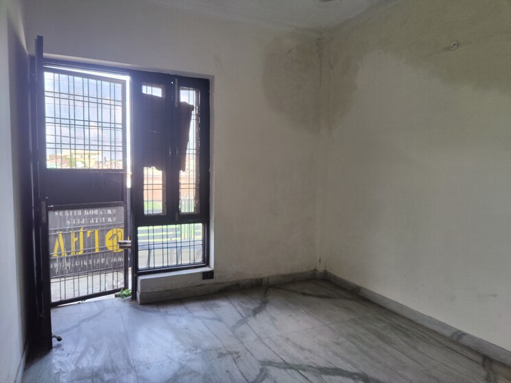 Room, green fields colony 3 Bedroom 1300 Sq.Ft. Builder Floor In Green Fields Colony Faridabad 9243719