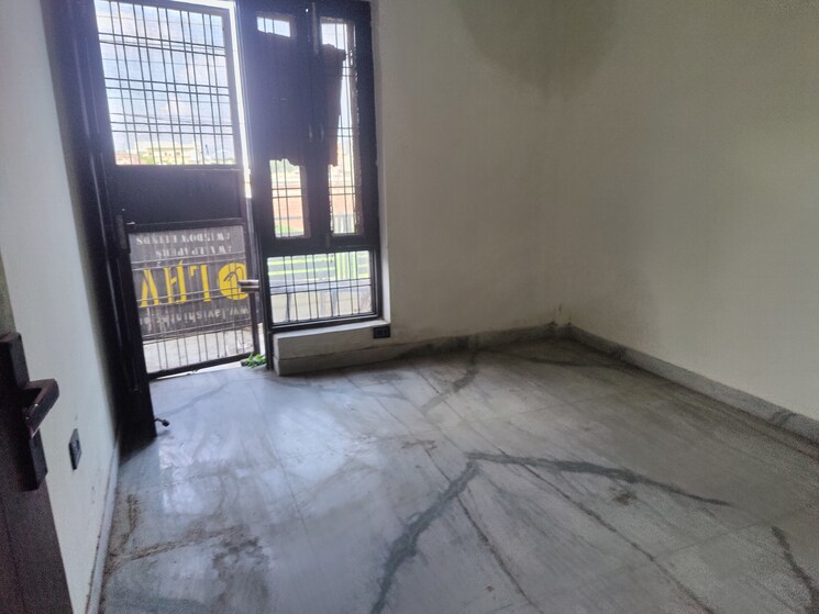 Room, green fields colony 3 Bedroom 1300 Sq.Ft. Builder Floor In Green Fields Colony Faridabad 9243719