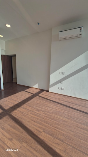 Room in 3 BHK Apartment at Piramal Mahalaxmi, Mahalaxmi – for Rent