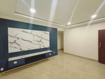 Room in 3 BHK Apartment at Benz Circle – for Sale