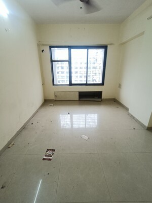 Room in 2 BHK Apartment at Goyal Green Woods, Andheri East – for Rent