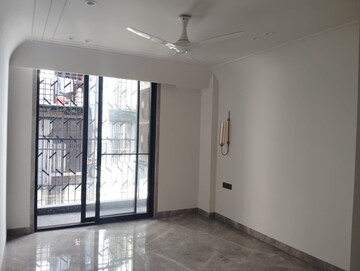 Room in 3 BHK Builder Floor at Sarvapriya Vihar – for Rent