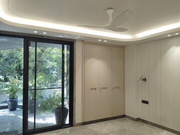 Room in 3 BHK Builder Floor at Sarvapriya Vihar – for Rent