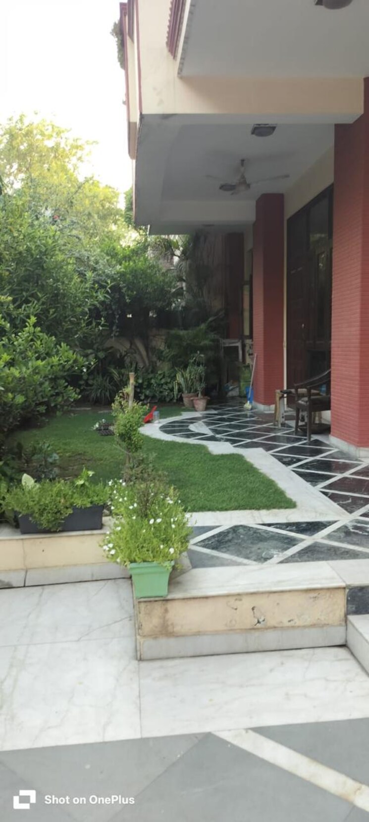 Garden, sector 55 6+ Bedroom 375 Sq.Mt. Independent House In Sector 55 Noida 9244039