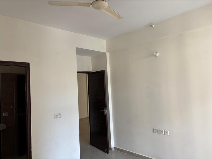 Room, sector 55 6+ Bedroom 375 Sq.Mt. Independent House In Sector 55 Noida 9244039