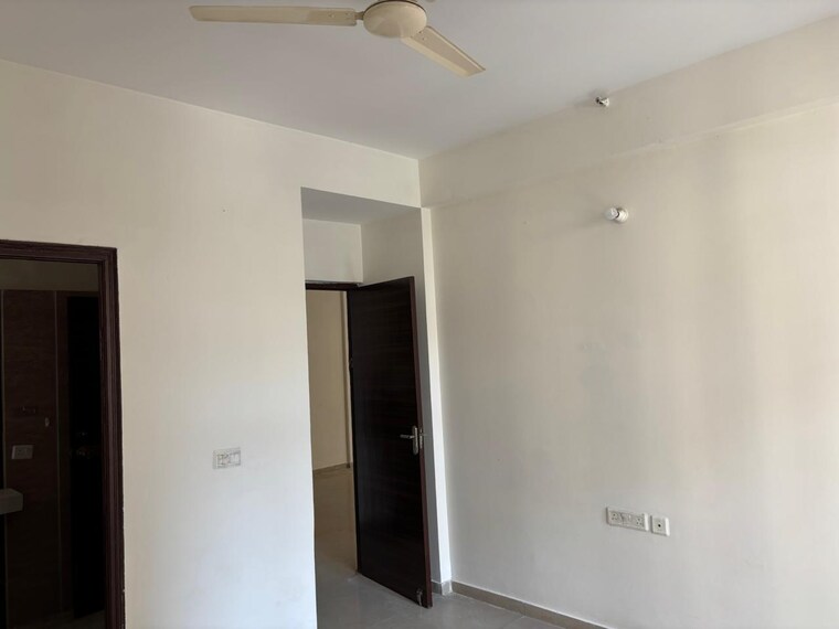 Room, sector 55 6+ Bedroom 375 Sq.Mt. Independent House In Sector 55 Noida 9244039