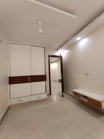 Room in 2.5 BHK Apartment at Navbharat Apartments, Paschim Vihar – for Rent