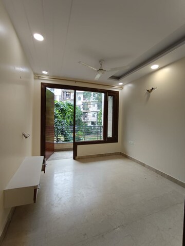 Room in 2.5 BHK Apartment at Navbharat Apartments, Paschim Vihar – for Rent