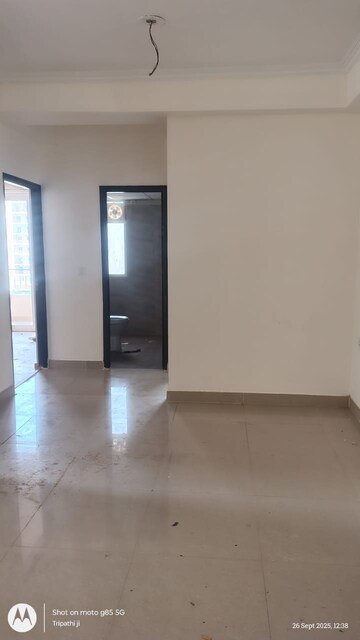Room in 3 BHK Apartment at Sector 75 – for Rent