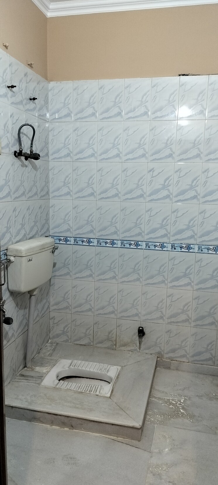 Bathroom, sector 33 3 Bedroom 250 Sq.Mt. Independent House In Sector 33 Noida 9207117