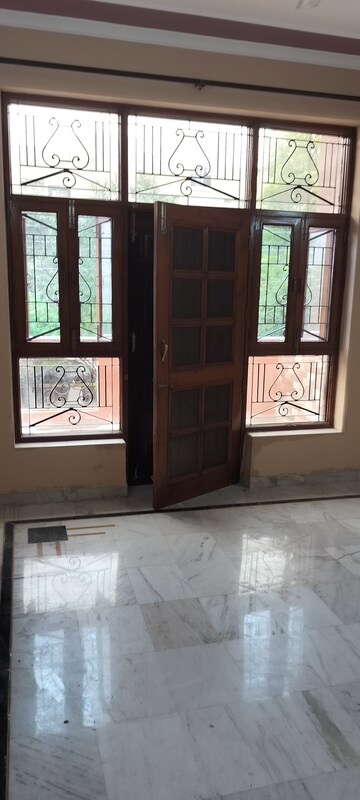 Room in 3 BHK Independent House at Sector 33 – for Rent
