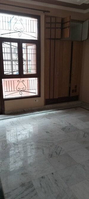 Room in 3 BHK Independent House at Sector 33 – for Rent