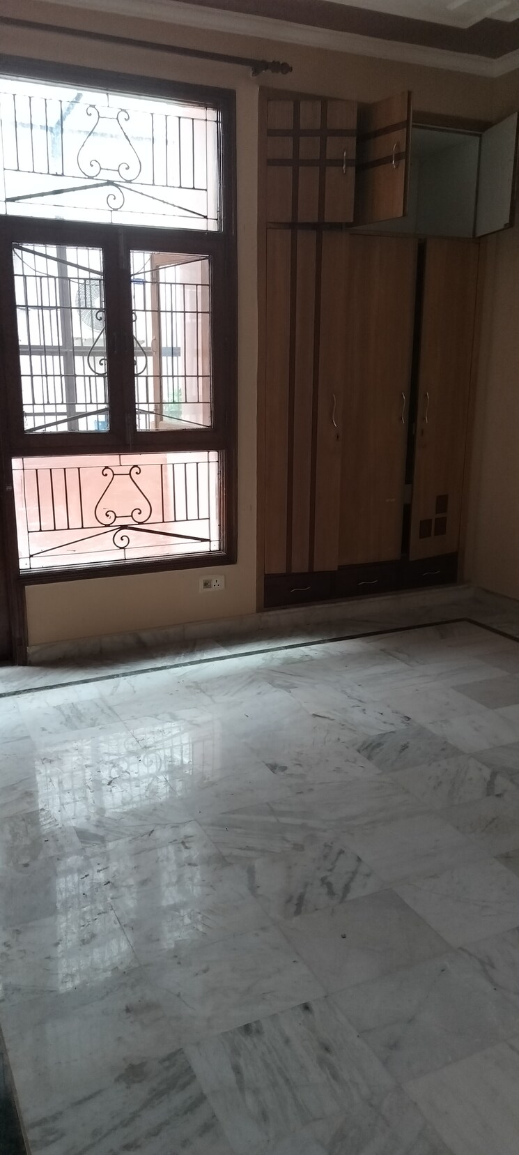 Room, sector 33 3 Bedroom 250 Sq.Mt. Independent House In Sector 33 Noida 9207117