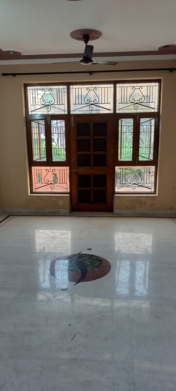 Room in 3 BHK Independent House at Sector 33 – for Rent