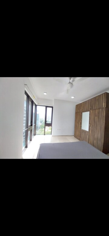 Room in 2.5 BHK Apartment at Lodha The Park, Worli – for Rent