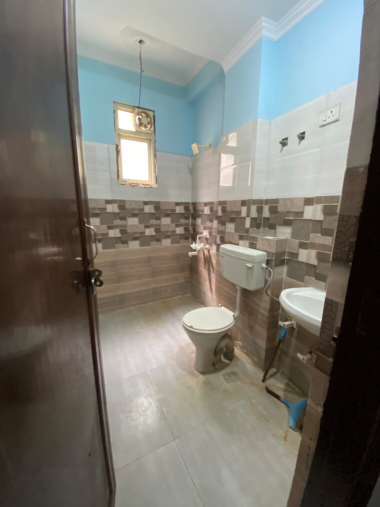 Bathroom, sector 73 2 Bedroom 1050 Sq.Ft. Builder Floor In Sector 73 Noida 9244088
