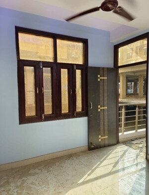 Room in 2 BHK Builder Floor at Sector 73 – for Sale