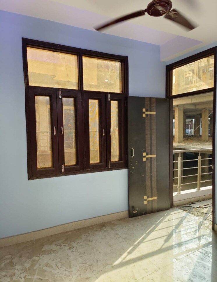 Room, sector 73 2 Bedroom 1050 Sq.Ft. Builder Floor In Sector 73 Noida 9244088