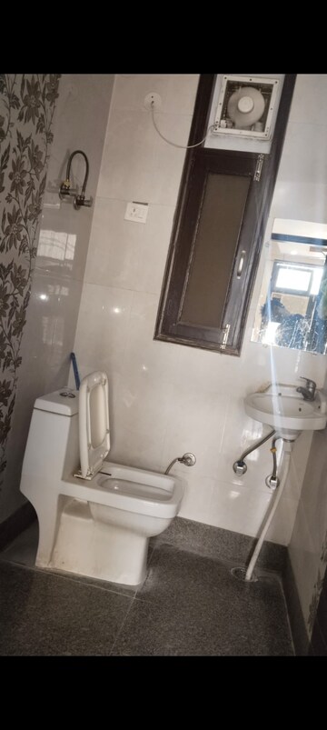 Bathroom in 1.5 BHK Builder Floor at Mayur Vihar 1 – for Rent