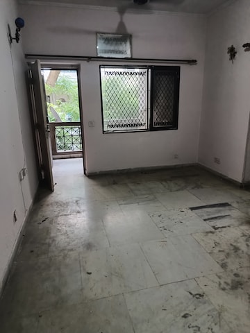 Room in 2 BHK Apartment at Windsor and Nova Society, Ahinsa Khand 2 – for Sale