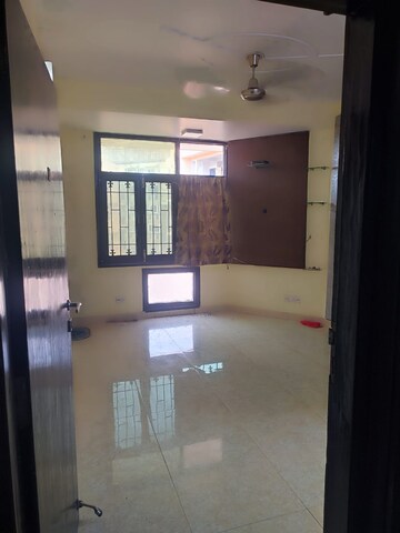 Room in 3 BHK Apartment at Sector 5 Dwarka – for Rent