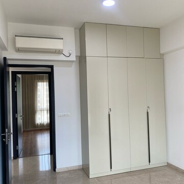Bedroom in 3.5 BHK Apartment at Powai – for Rent