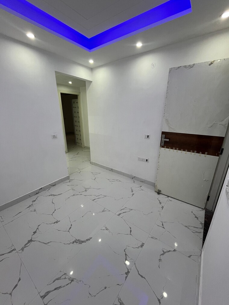 Room, rohini sector 4 3 Bedroom 800 Sq.Ft. Builder Floor In Rohini Sector 4 Delhi 9244035