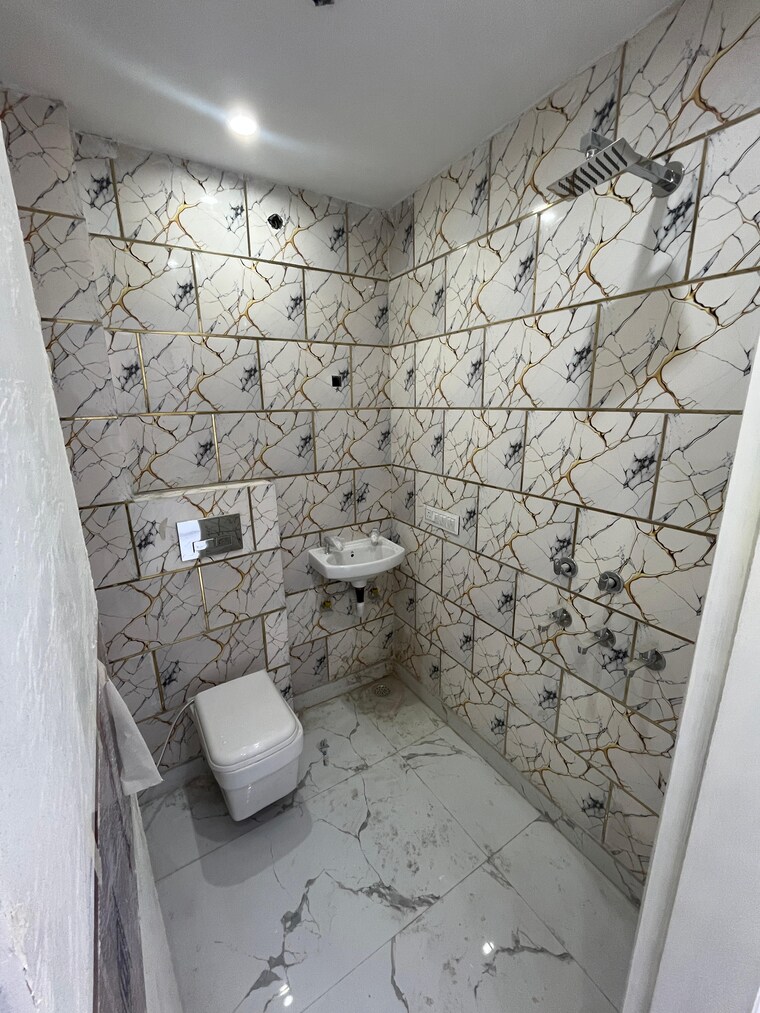 Bathroom, rohini sector 4 3 Bedroom 800 Sq.Ft. Builder Floor In Rohini Sector 4 Delhi 9244035