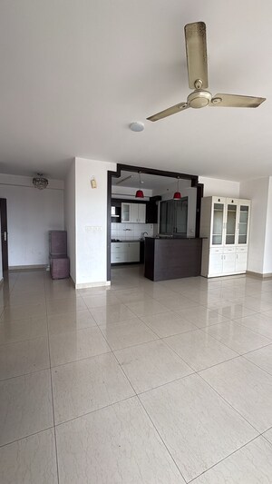 Room in 3 BHK Apartment at Puravankara Elita Promenade, Jp Nagar – for Rent