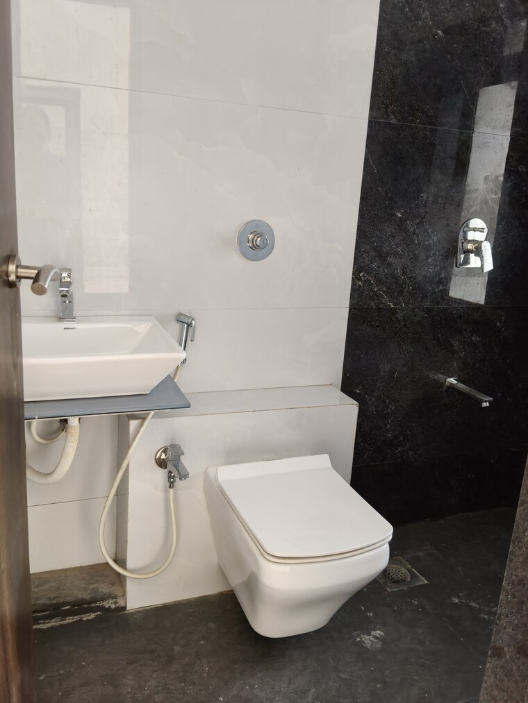 Bathroom, runwal-symphony 2 Bedroom 900 Sq.Ft. Apartment In Santacruz East Mumbai 9244397