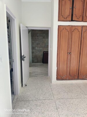 Building Lobby in 3 BHK Apartment at DLF The Carlton Estate, Dlf Phase V – for Sale