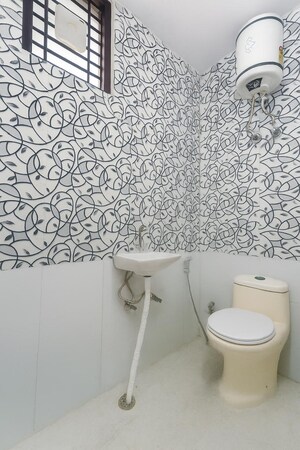 Bathroom in 3 BHK Apartment at DLF The Carlton Estate, Dlf Phase V – for Sale