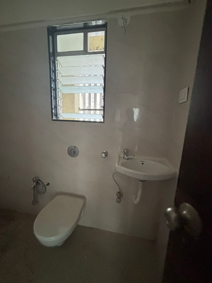 Bathroom, je-and-vee-madhuban 2 Bedroom 707 Sq.Ft. Apartment In Malad East Mumbai 9244465