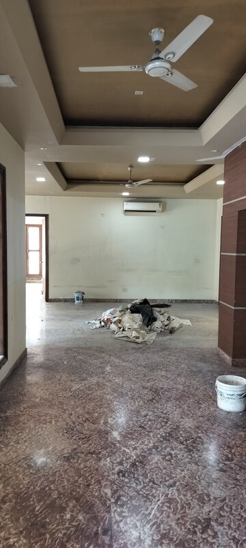 Room in 6+ BHK Independent House at RWA Apartments Sector 52, Sector 52 – for Rent