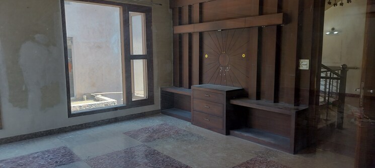 Room, rwa-apartments-sector-52 6+ Bedroom 450 Sq.Mt. Independent House In Sector 52 Noida 9244676