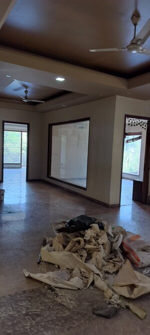 Room in 6+ BHK Independent House at RWA Apartments Sector 52, Sector 52 – for Rent