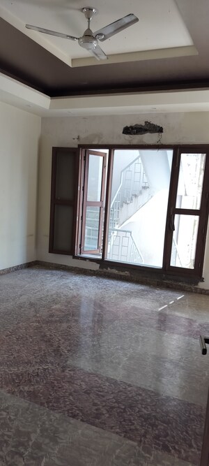 Room in 6+ BHK Independent House at RWA Apartments Sector 52, Sector 52 – for Rent