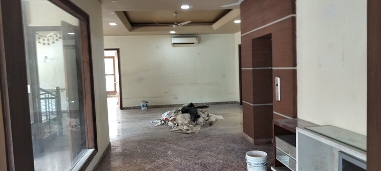  Parking, rwa-apartments-sector-52 6+ Bedroom 450 Sq.Mt. Independent House In Sector 52 Noida 9244676